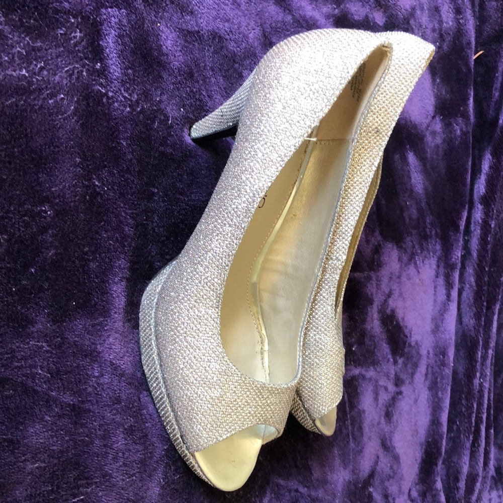 Bandolino peep toe pumps.silver with goldish hint.